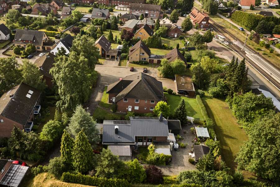 Tysk badeby har fået spir af stål blandt trækroner, Im Kleifeld 17, 29389 Bad Bodenteich, Tyskland